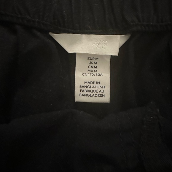 Two pair medium high waisted H&M shorts - Picture 7 of 9